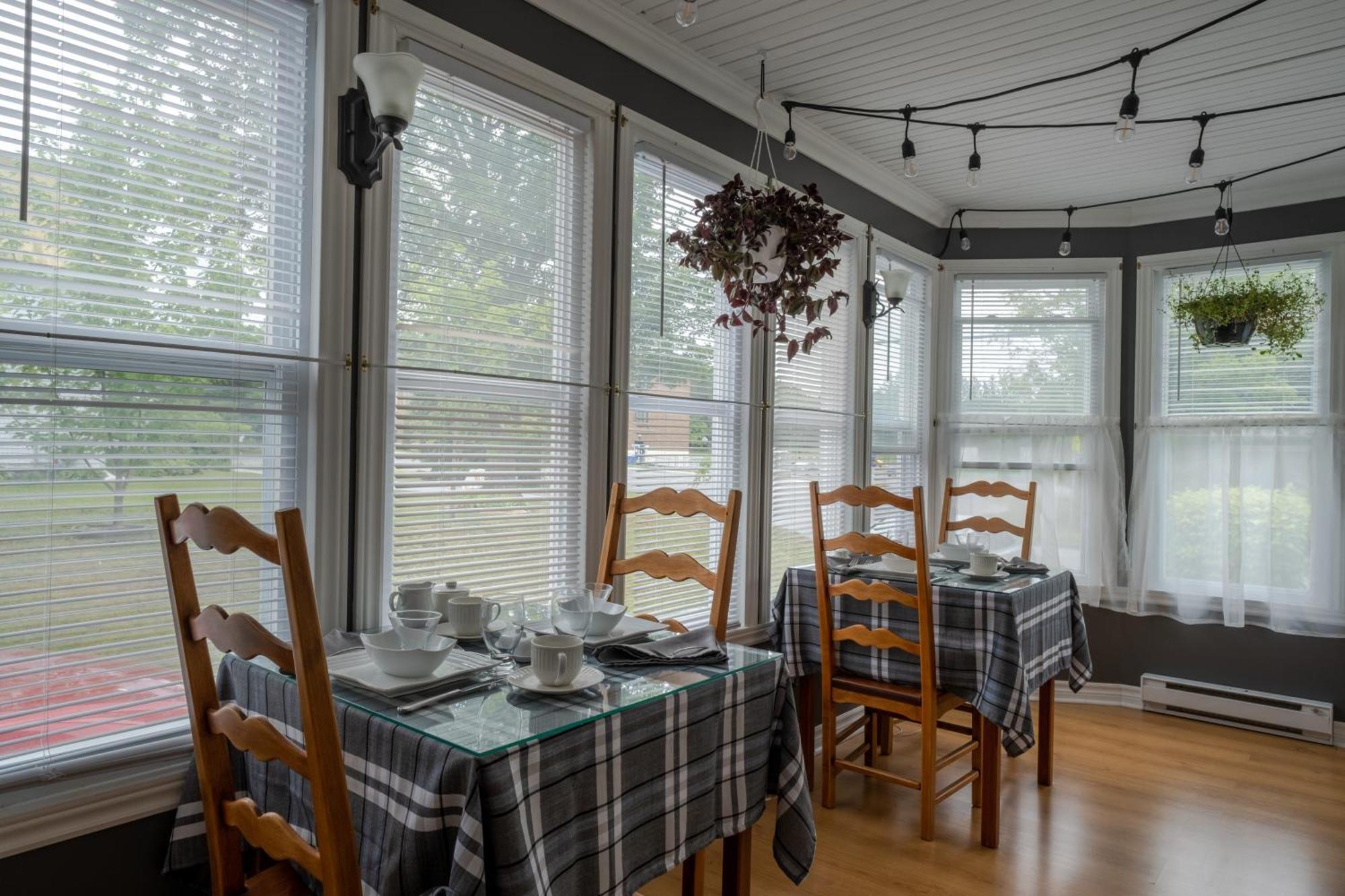Au Coq Du Bonheur Bed & Breakfast Magog Ngoại thất bức ảnh