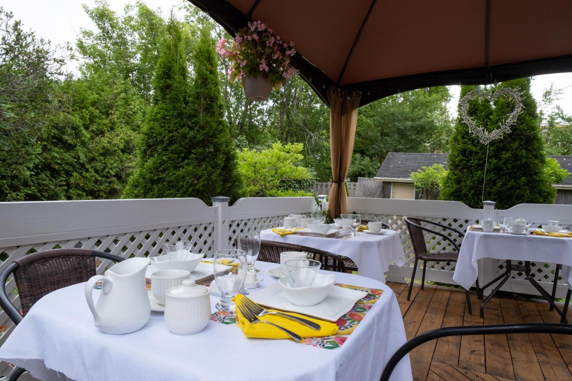 Au Coq Du Bonheur Bed & Breakfast Magog Ngoại thất bức ảnh